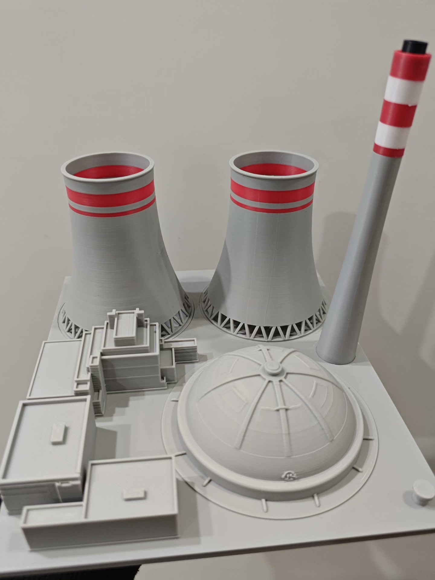 Plant Desk Mini - 3D-Gedrucktes Mini-Wärmekraftwerksmodell mit Schornstein & Kühltürme,